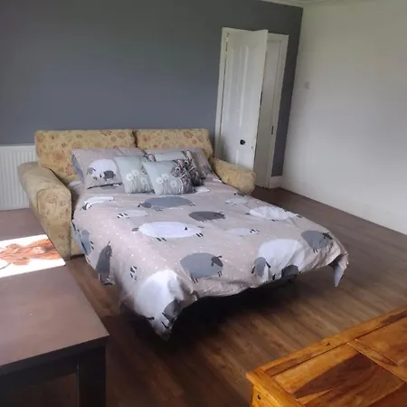 Lingfield Ewenique Views Pets Welcome